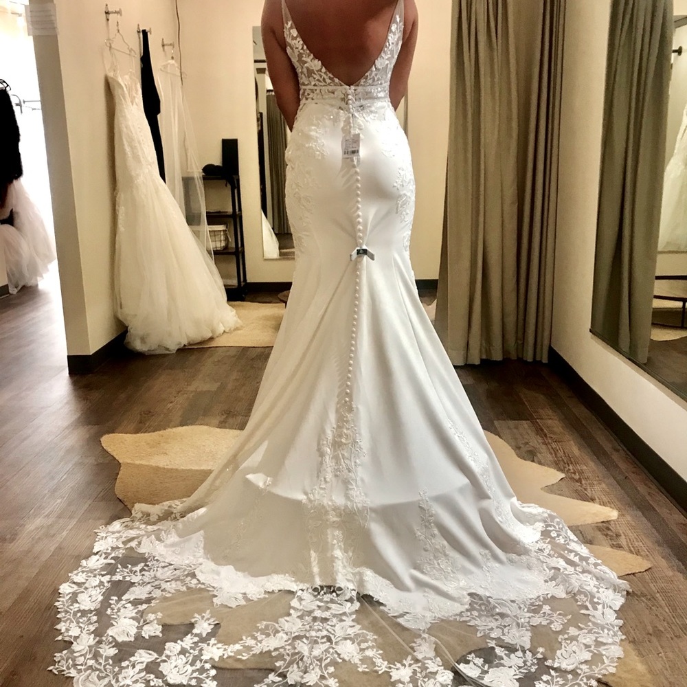 BRAND NEW. never worn wedding dress.